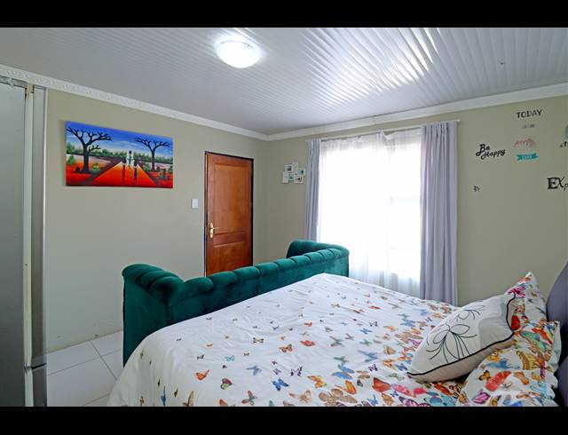 4 BEDROOM HOUSE FOR SALE IN COSMO CITY